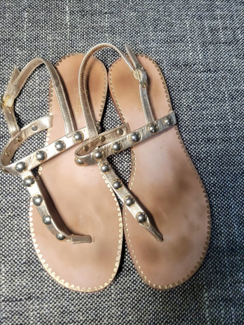 Lilly Pulitzer Gold Leather Studded T Strap Sandals Women's Size 6 - Picture 2 of 11
